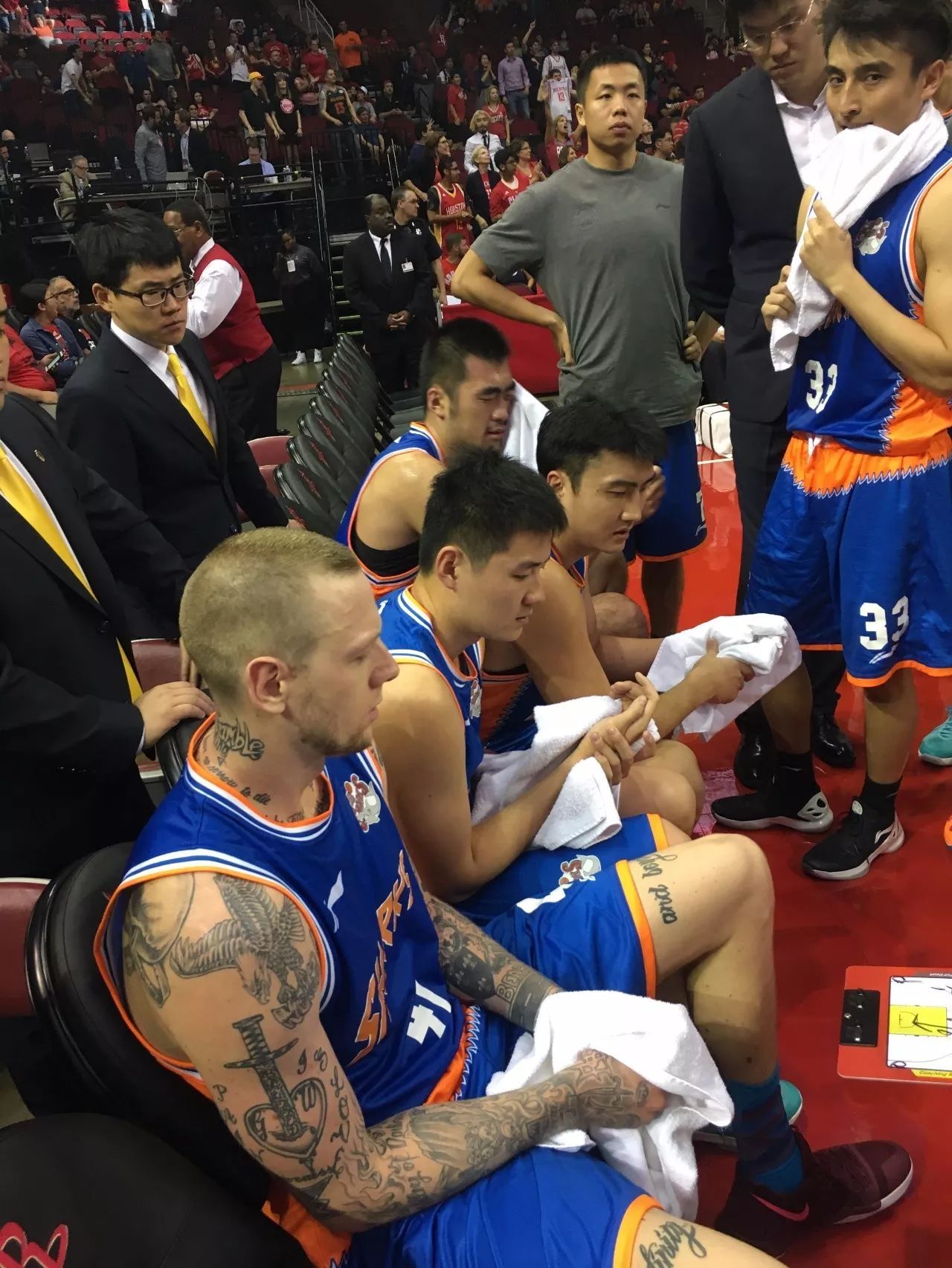 集结日体能课后；托特纳姆更衣室发声备战CBA季后赛；气氛紧张；纪律约束更严格的简单介绍